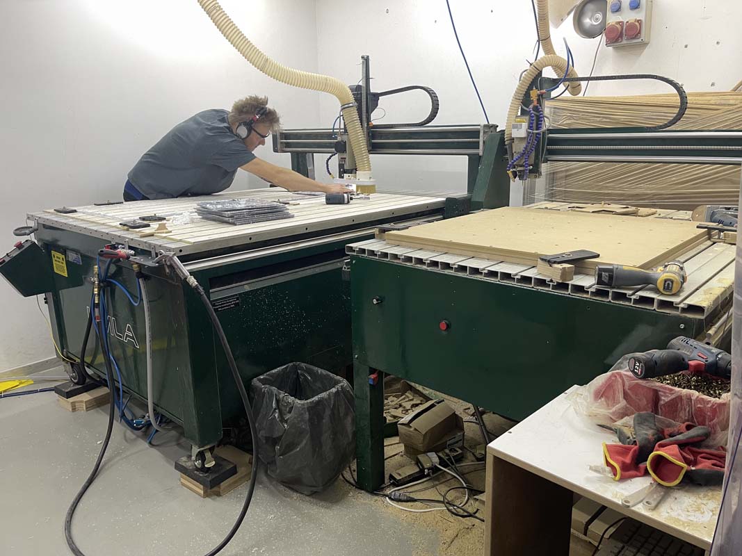 Pracownik L-TEK obsługujący ploter CNC w hali produkcyjnej